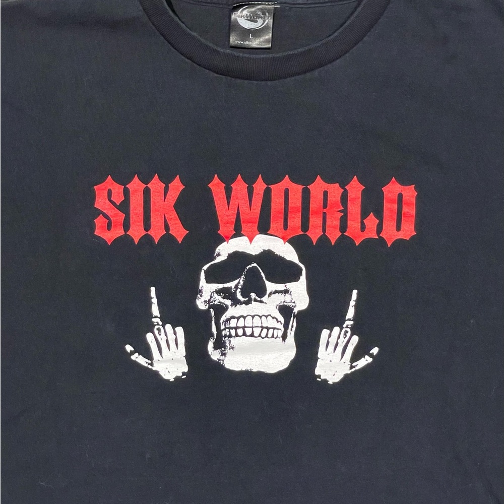 Vintage Y2K Sik World Skull with middle fingers up! Black tee -L